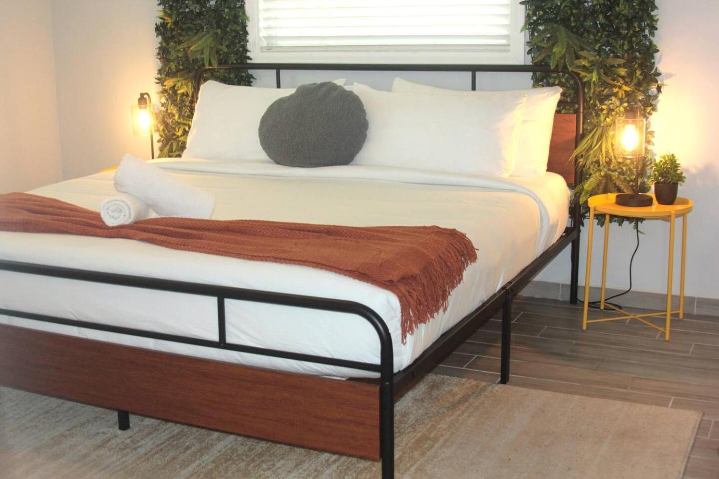 Garden-inspired Stay, Walk To Bay & Downtown Holiday home