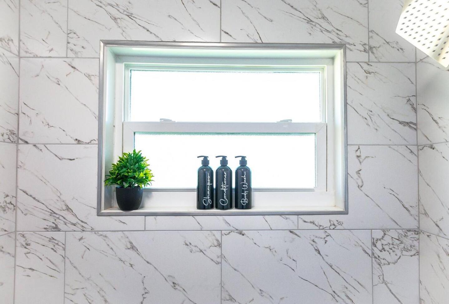 Garden-inspired Stay, Walk To Bay & Downtown Holiday home